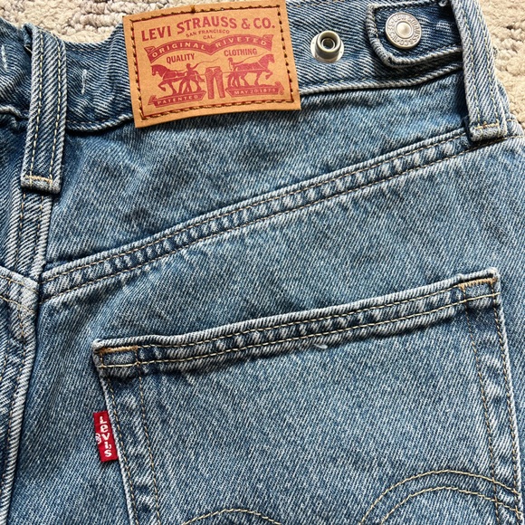 Levi’s Cinch Mid-Thigh Women's Shorts Light Blue Jean Shorts - Picture 9 of 10